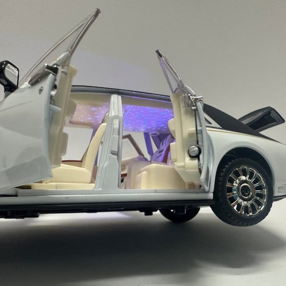 1:24 Rolls-Royce Phantom Metal Diecast BLACK WHITE WITH LEDS Roll-Back - Picture 8 of 14